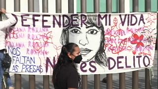 Activistas mexicanas protestan afuera de la prisión de Neza-bordo, 23/8/2021, Ciudad Nezahualcótol, México