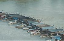 Cientos de barcas invaden un afluente del río Amazonas en busca de oro