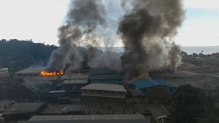 أحرق المتظاهرون مبان حكومية عدة في العاصمة هونيارا