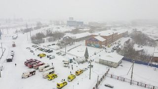 سيارات الإسعاف وعربات الإطفاء متوقفة بالقرب من منجم الفحم ليستفياينايا خارج مدينة كيميروفو السيبيرية في روسيا، الخميس 25 نوفمبر 2021