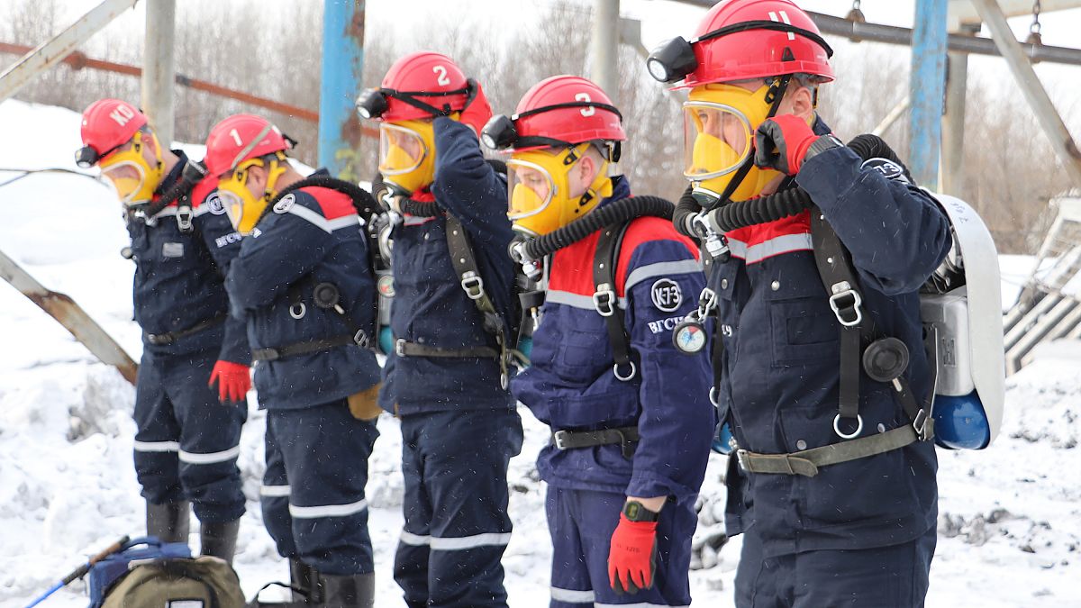 Спасатели готовятся к операции на шахте "Листвяжная"