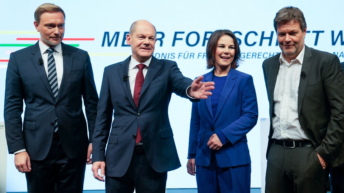 المرشح للمنصب المستشار أولاف شولتز، (الثاني من اليسار)، زعيمة حزب الخضر آنالينا بربوك، وروبرت هابيك، من اليمين، ورئيس الحزب الديمقراطي الحر كريستيان ليندنر 