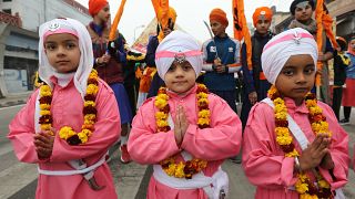 zikh gyerekek az utolsó, 10. szikh guru, Góbind Szingh születésének ünnepe alkalmából tartott rendezvényen Dzsammu és Kasmír indiai szövetségi állam téli fővárosában