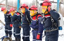 امدادگران آماده امداد رسانی در محل آتش سوزی در معدن زغال سنگ در سیبری حدود ۳۰۰۰ کیلومتری شرق مسکو 