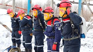 امدادگران آماده امداد رسانی در محل آتش سوزی در معدن زغال سنگ در سیبری حدود ۳۰۰۰ کیلومتری شرق مسکو 