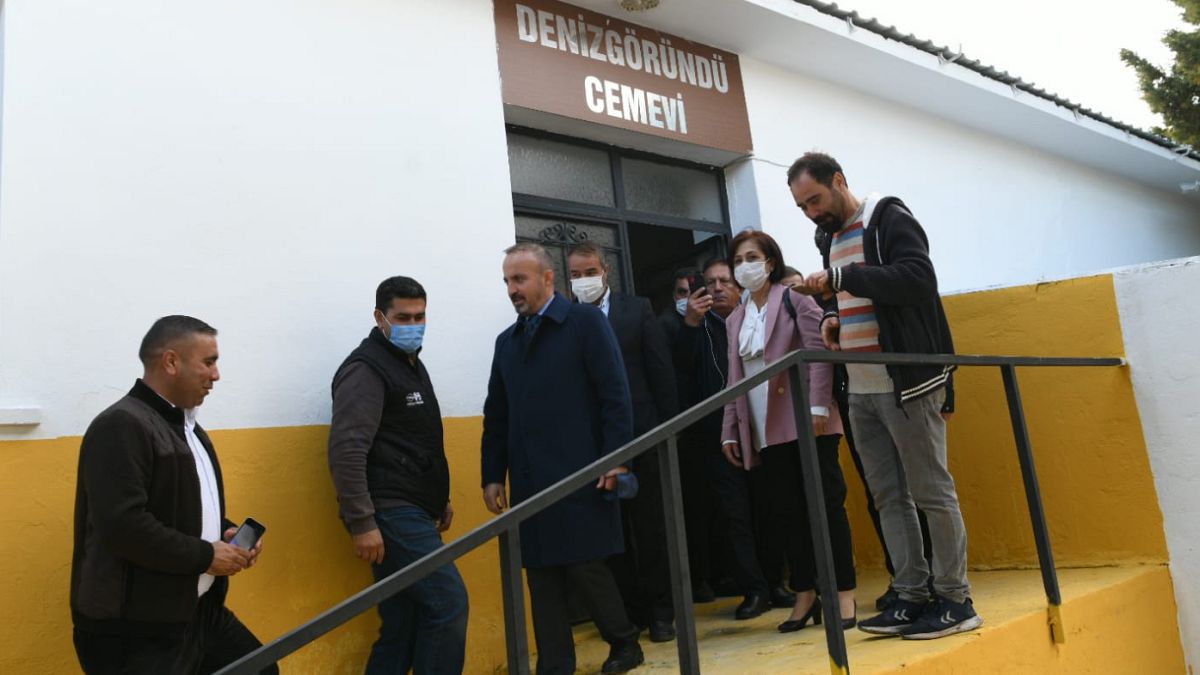 AK Parti Grup Başkanvekili Bülent Turan, 22 Kasım günü Denizgöründü köyüne gelerek, 11 cemevinin yöneticileri ve muhtarlarla görüştü.