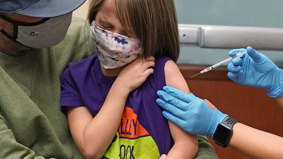 Koronavírus elleni védőoltást adnak be egy 7 éves kislánynak a Utah állambeli South Salt Lake város egészségügyi központjában 2021. november 3-án.