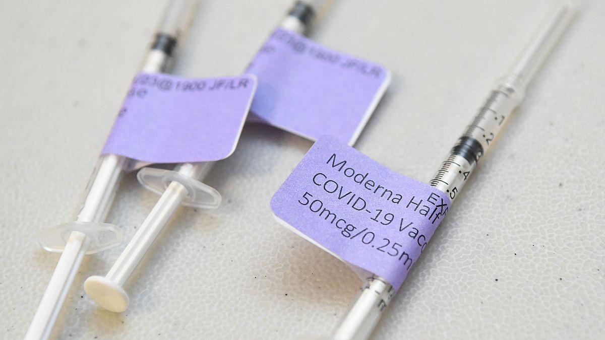 AB'de 3. doz Covid-19 aşı zorunluluğu getiriliyor
