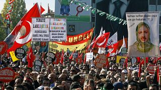 عشرات الآلاف من أتباع الطائفة العلوية في تركيا، في مسيرة في العاصمة أنقرة، تركيا 2008.