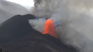 Una fuente de lava en el cono efusivo del Cumbre Vieja