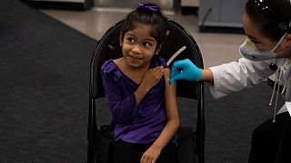 طفلة في السادسة من العمر، تتلقى لقاح فايزر في عيادة لقاح للأطفال الذين تتراوح أعمارهم بين 5 إلى 11 عامًا في سانتا آنا، كاليفورنيا.