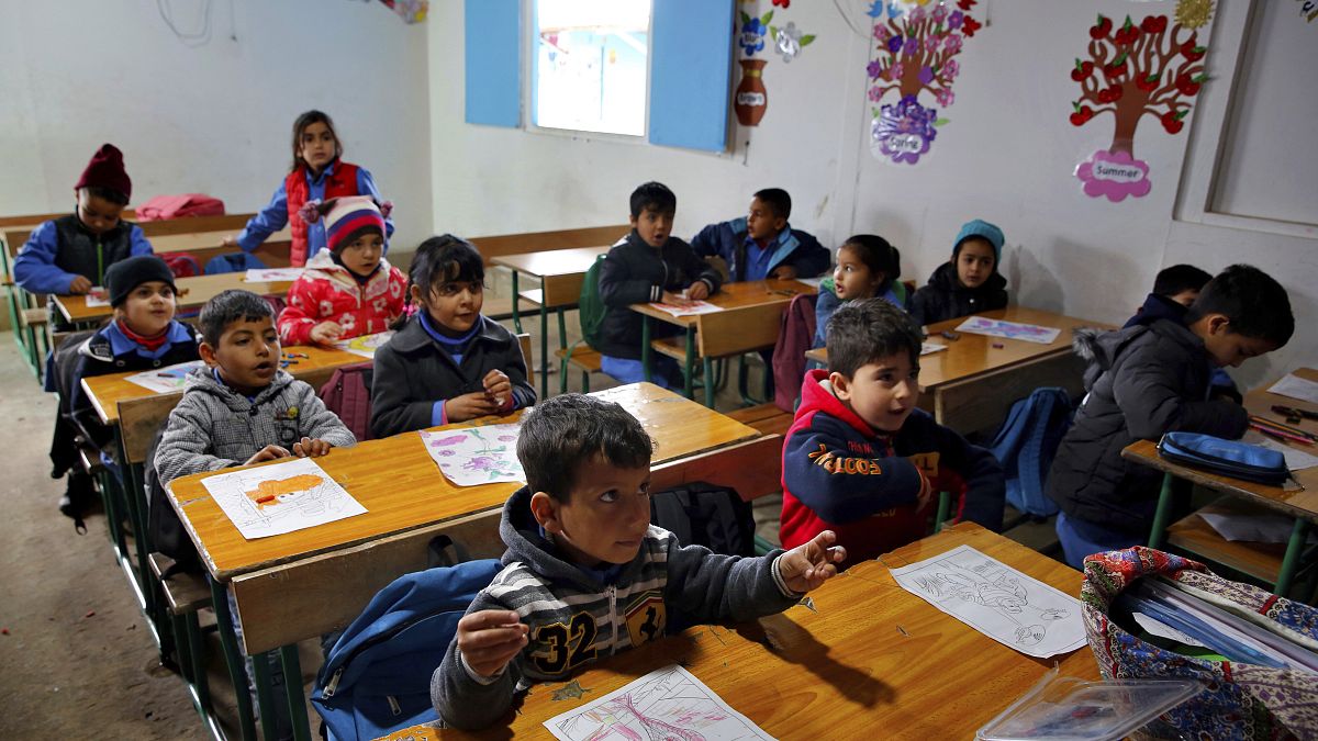 تلاميذ سوريون يدرسون في مخيم للاجئين في لبنان