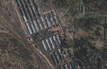 Una imagen de satélite muestra tanques rusos y vehículos blindados de transporte de personal en medio de la presencia de un gran despliegue de fuerzas terrestres en Yelnya, ob