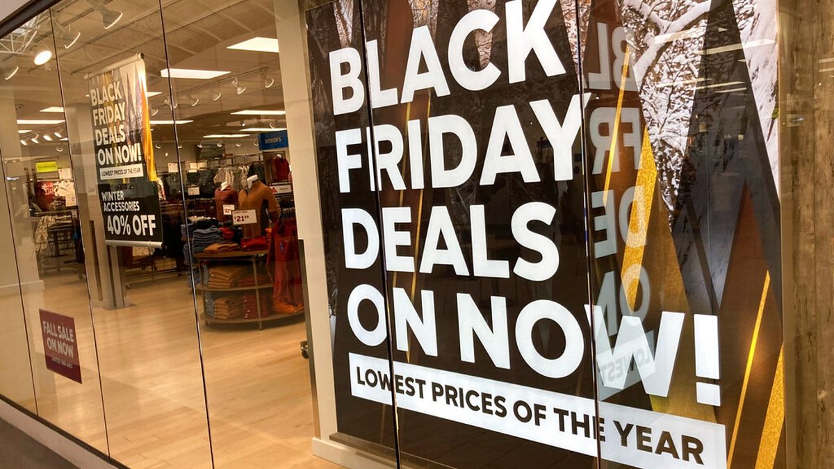 ABD'nin Kolorado eyaletinde bir mağazanın vitrinindeki Black Friday indirim tabelası.