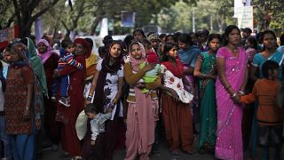نساء وأطفال بالقرب من البرلمان الهندي في احتجاجا على قانون جديد في نيودلهي، الهند.
