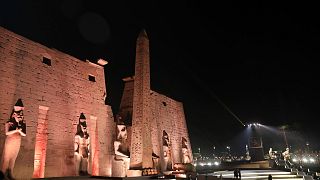 مدخل معبد الأقصر قبل حفل إعادة افتتاح شارع أبو الهول المعروف باسم طريق الكباش يوم الخميس 25 نوفمبر 2021 في الأقصر- مصر.