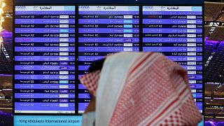 شاشة تعرض رحلات المغادرة المحلية والدولية بمطار الملك عبد العزيز الدولي بجدة، المملكة العربية السعودية.