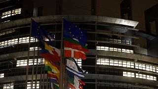 أعلام أوروبية ترفرف خارج البرلمان الأوروبي في ستراسبورغ، فرنسا.