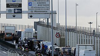 L'entrée du tunnel sous la Manche bloquée par des pêcheurs français, Coquelles, France, le 26 novembre 2021