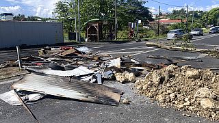 Débris laissés par des manifestants bloquant une rue du Gosier, en Guadeloupe, 21 novembre 2021