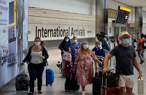 صورة أرشيفية لمسافرين يصلون إلى الـ"تيرمينال" رقم 5 بمطار هيثرو بالعاصمة البريطانية، لندن 2 أغسطس 2021