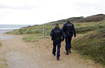 Arşiv: Fransız polisi Calais kentinin Wimereux bölgesindeki kum tepelerinde devriye geziyor.