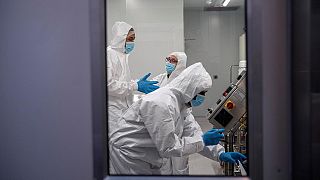 Científicos trabajando en un laboratorio de Sudáfrica.