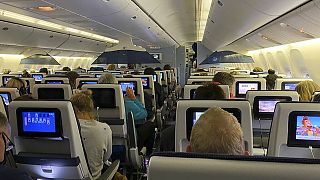 Des passagers d'un avion en provenance d'Afrique du Sud arrivant à Amsterdam (26/11/21)