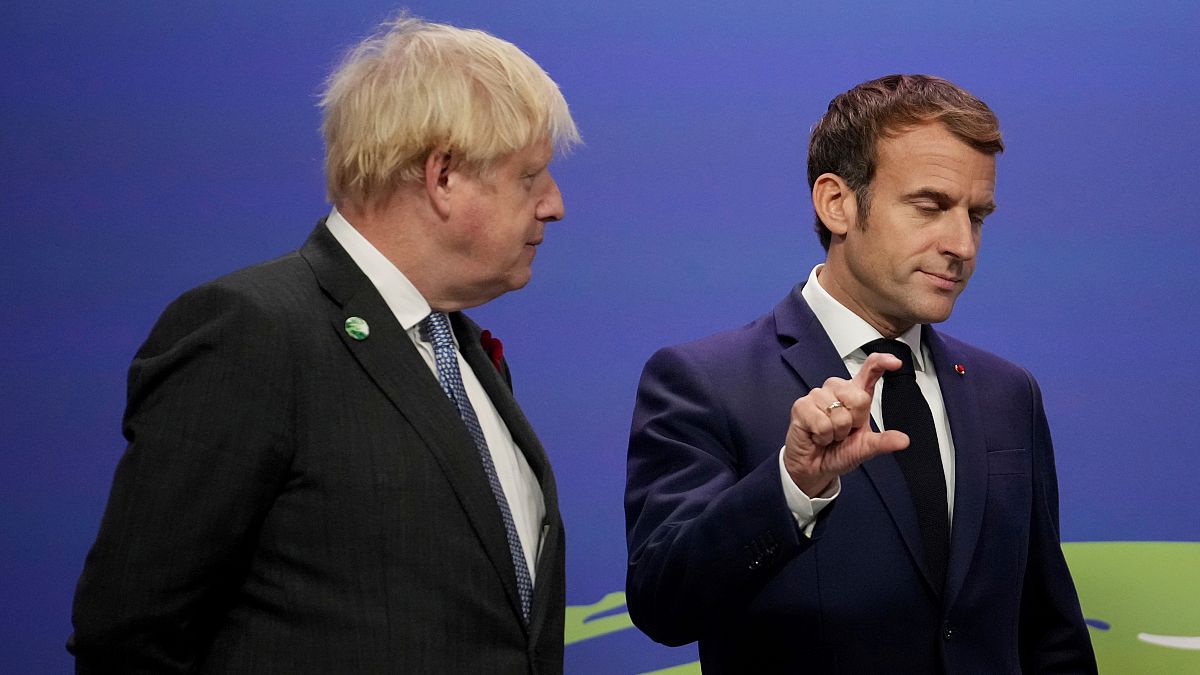Boris Johnson brit kormányfő és Emmanuel Macron francia elnök a COP26 csúcson Glasgow-ban 2021. november 1-jén