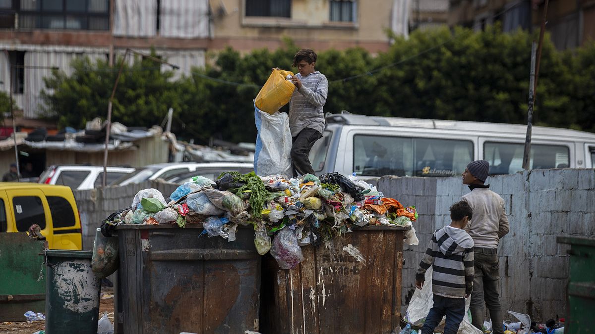 Lübnan'In başkenti Beyrut'ta çöpten bir şeyler arayan çocuklar