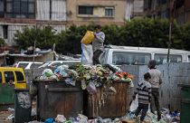 Lübnan'In başkenti Beyrut'ta çöpten bir şeyler arayan çocuklar