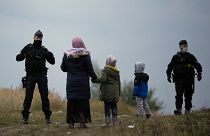 Quand les migrants africains doivent se surpasser pour obtenir leurs papiers