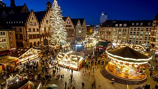 Imagen nocturna del mercadillo navideño de Francfort, en Alemania.