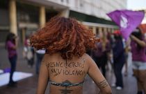 امرأة تحمل رسالة على ظهرها نصها بالإسبانية: "أجساد بلا عنف" ، تشارك في احتجاج بمناسبة اليوم العالمي للقضاء على العنف ضد المرأة ، في كاراكاس ، فنزويلا ،