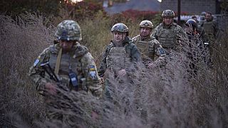 Le président ukrainien Volodymyr Zelenskiy entouré de soldats dans la région séparatiste de Donetsk,  le 14 octobre dernier