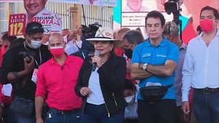 La candidata presidencial de izquierda Xiomara Castro encabeza las encuestas de intención de voto