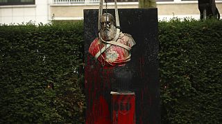 رفع تمثال نصفي للملك البلجيكي ليوبولد الثاني من حديقة في جنت، بلجيكا، الثلاثاء 30 يونيو 2020 في إطار حملة لمواجهة دور أوروبا في تجارة الرقيق وماضيها الاستعماري