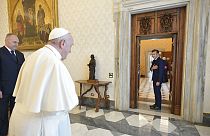 Emmanuel Macron salue le Pape François après leur entretien, le 26 novembre 2021, Vatican