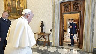 Emmanuel Macron salue le Pape François après leur entretien, le 26 novembre 2021, Vatican
