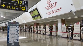 شاشات لإرشادات تتعلق بالتباعد الاجتماعي في صالة مطار محمد الخامس في الدار البيضاء، المغرب