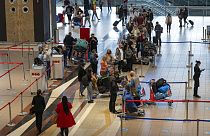 Επιβάτες στο αεροδρόμιο του Γιοχάνεσμπουργκ μετά τις απαγορεύσεις λόγω της νέας μετάλλαξης