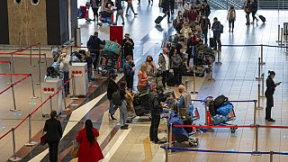Επιβάτες στο αεροδρόμιο του Γιοχάνεσμπουργκ μετά τις απαγορεύσεις λόγω της νέας μετάλλαξης
