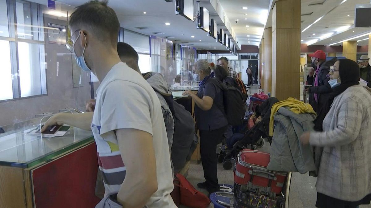 المسافرون يتوافدون على مطارات المغرب للعودة إلى فرنسا بعد أن علقت الرباط الرحلات الجوية بسبب ارتفاع حالات الاصابة بكوفيد.