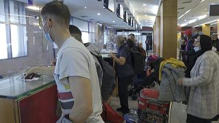 المسافرون يتوافدون على مطارات المغرب للعودة إلى فرنسا بعد أن علقت الرباط الرحلات الجوية بسبب ارتفاع حالات الاصابة بكوفيد.