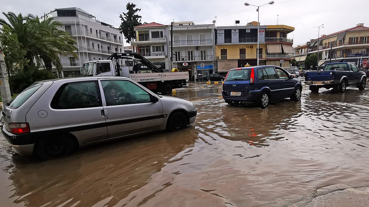 Αυτοκίνητα κινούνται σε πλυμμηρισμένο δρόμο από την καταιγίδα στο Ναύπλιο
