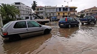 Αυτοκίνητα κινούνται σε πλυμμηρισμένο δρόμο από την καταιγίδα στο Ναύπλιο