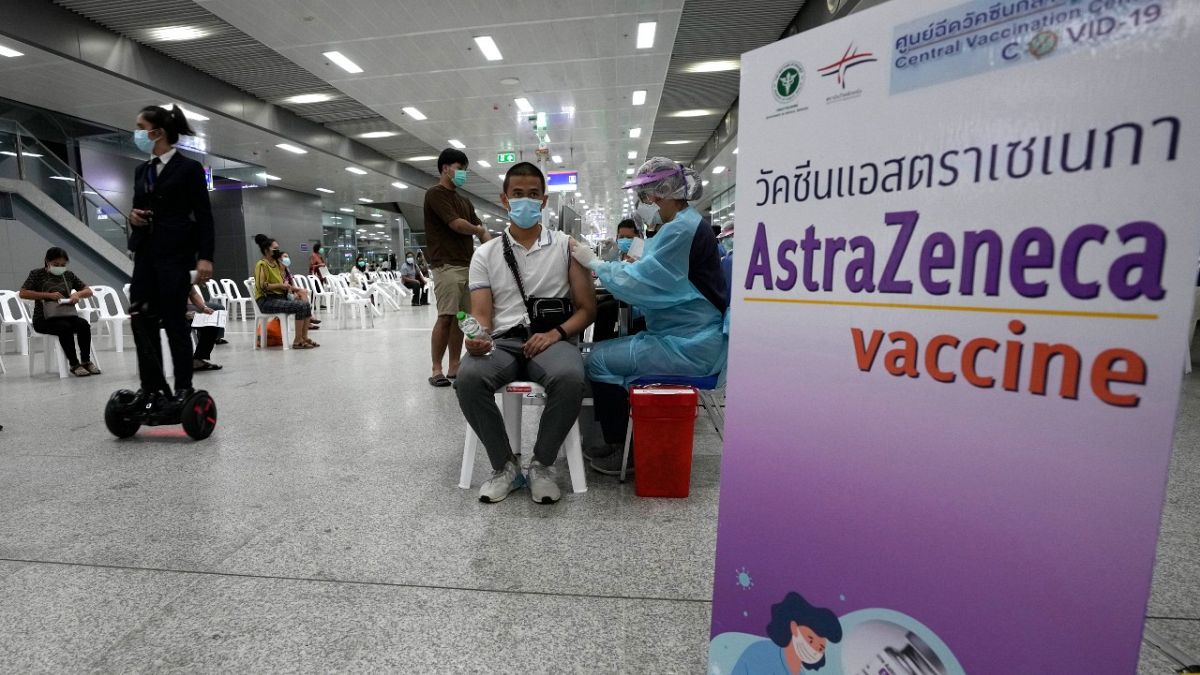 عامل صحي يعطي جرعة لقاح أسترا زينيكا في مركز التطعيم المركزي في بانكوك، تايلاند.