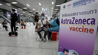 عامل صحي يعطي جرعة لقاح أسترا زينيكا في مركز التطعيم المركزي في بانكوك، تايلاند.