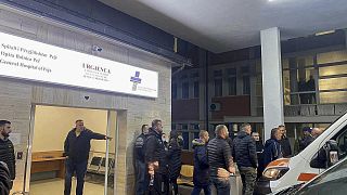 Родственники погибших и пострадавших в результате нападения на автобус собрались у больницы г.Печ, 26 ноября 2021 г. 