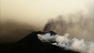 Rio de lava de vulcão "Cumbre Vieja" ameaça mais destruição
